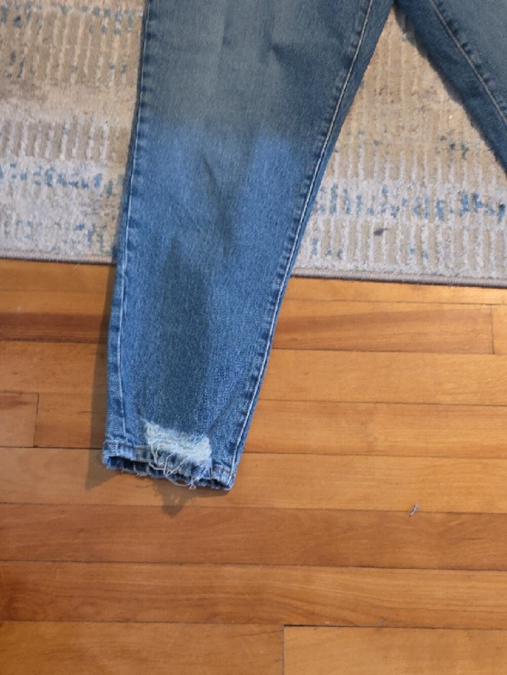 Good American Straight Jeans in Light Blue Denim - Picture 2 of 10